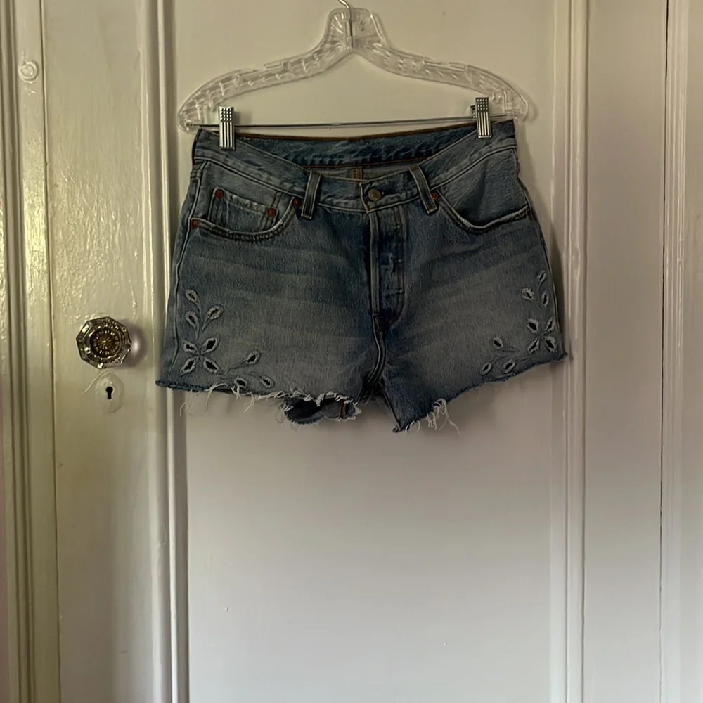 Cutest Light Wash Cutoff Levi’s Shorts With Floral Eyelet Detail! - Picture 6 of 12